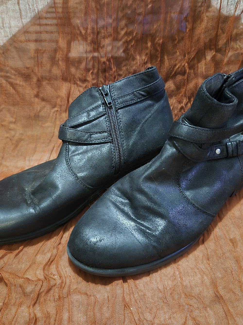 Yuu Black Women's Ankle Zip Heeled Boots